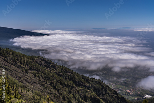 Vulkangebirge auf Teneriffa in über 3000 Meter Höhe mit Wolkendecke