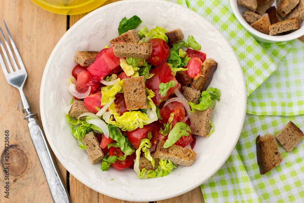 Salad with tomato, lettuce, onions and rye bread Salad with tomato, lettuce, onions and rye bread