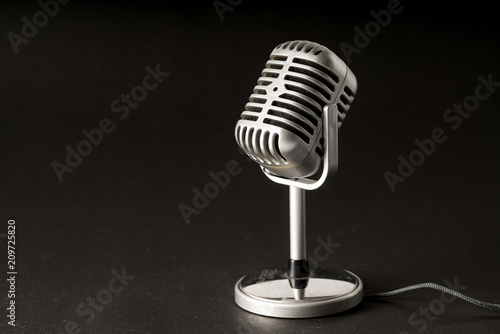 Fototapeta Mikrofon w stylu retro w partii lub koncertu