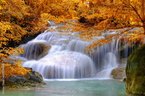 Fototapeta Naklejka Na Ścianę i Meble -  Beautiful water flowing in waterfalls in autume forest in Thailand.