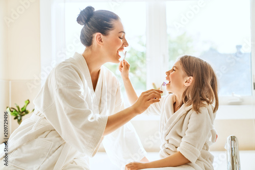 Foto family are brushing teeth
