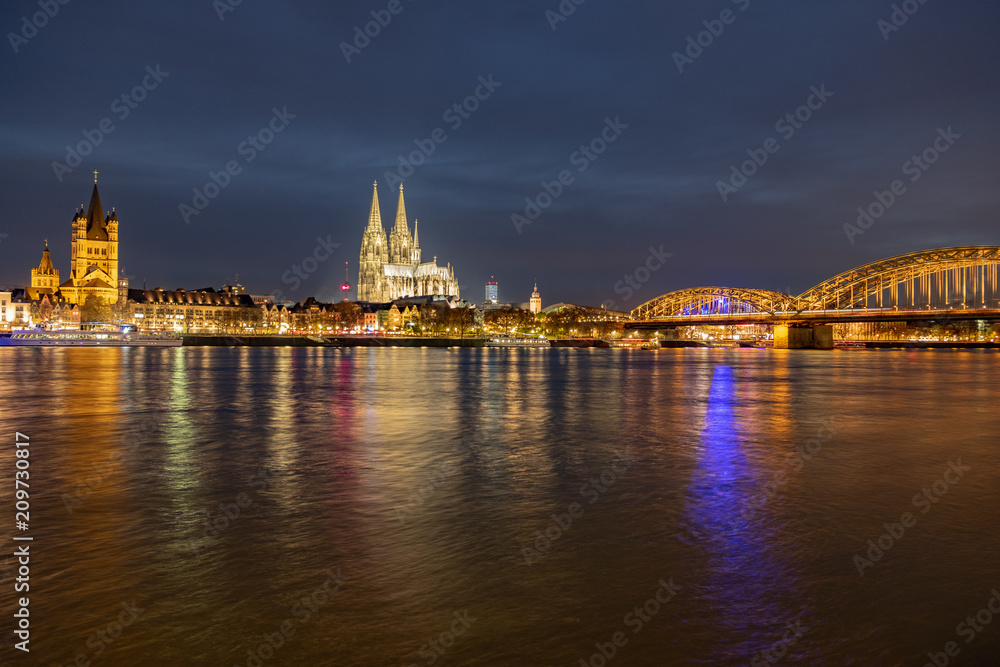 Kölner Dom, St. Martins Kirche, Hohenzollernbrücke - Panorama in Köln bei Nacht - Blaue Stunde