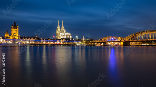 Dom zu Köln, St. Martins Kirche, Hohenzollernbrücke - Panorama bei Nacht über dem Rhein