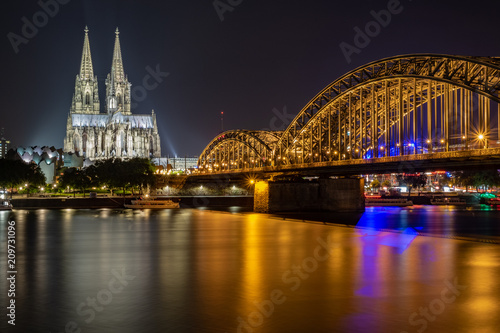 Kölner Dom und  Hohenzollernbrücke bei Nacht - Köln Panorama © 77pixels