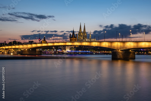 Deutzer Brücke bei Sonnenuntergang mit dem Kölner Dom im Hintergrund © 77pixels