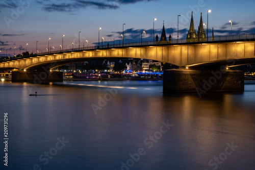 Deutzer Brücke bei Sonnenuntergang mit dem Kölner Dom im Hintergrund