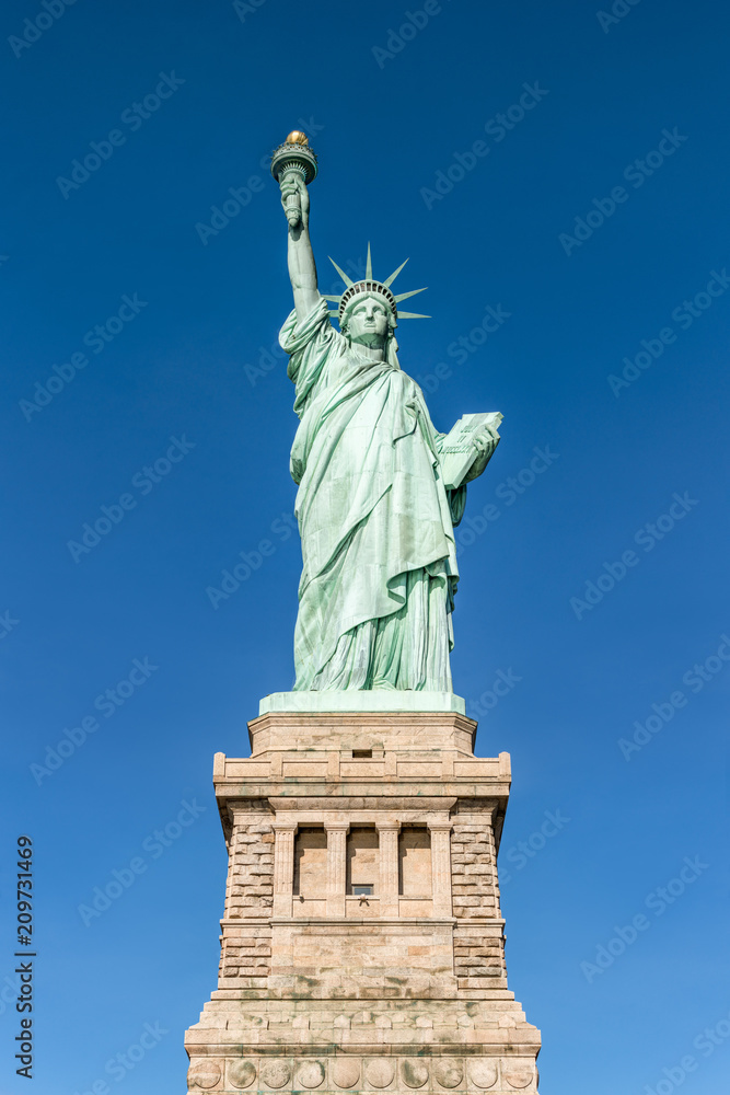 Fototapeta premium Amerykańska Statua Wolności na Liberty Island, Nowy Jork, USA