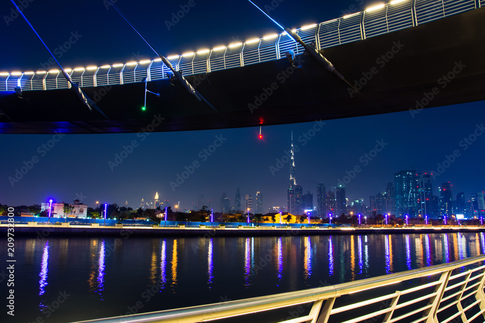 Obraz premium Dubai cityscape from the water canal bridge at night