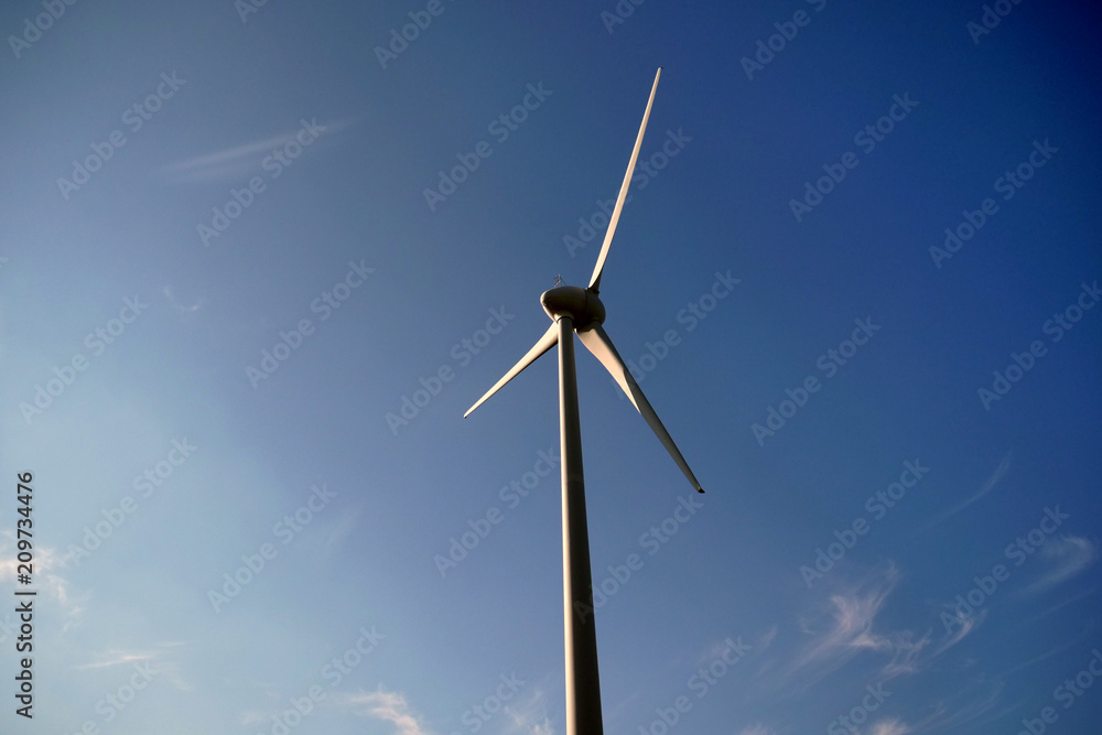 Wind blades that rotate thanks to the force of the wind and generate electricity in a sustainable way to the planet. Concept of: renewable energy, love for nature and the planet. Wind blades that rotate thanks to the force of the wind and generate electricity in a sustainable way to the planet. Concept of: renewable energy, love for nature and the planet.