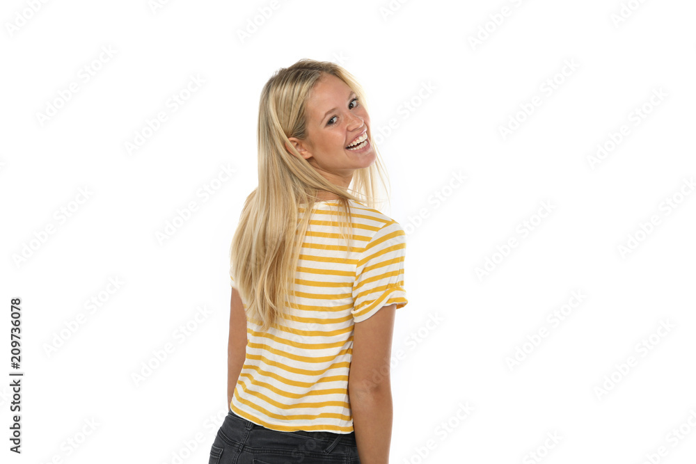 Hübsche blonde Frau in gelbem Shirt steht lachend vor weißem Hintergrund Hübsche blonde Frau in gelbem Shirt steht lachend vor weißem Hintergrund