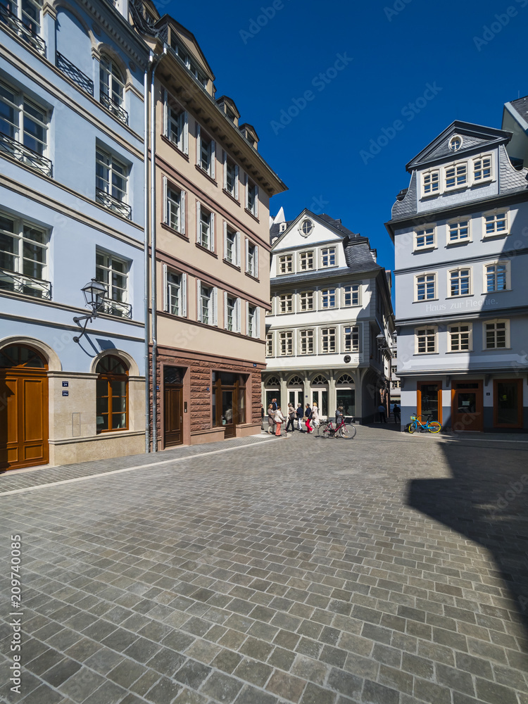 Naklejka premium Die neue Altstadt von Frankfurt am Römer, mit dem Hühnermarkrt, dem Haus zur goldenen Waage, dem Roten Haus und dem Krönungsweg, Frankfurt am Main, Hessen, Deutschland