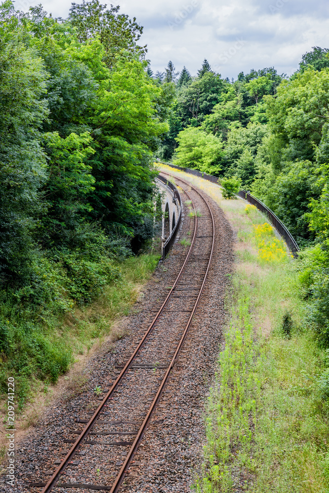 Obraz premium Viaduc et chemin de fer à Charbonnières-les-Bains et Dardilly