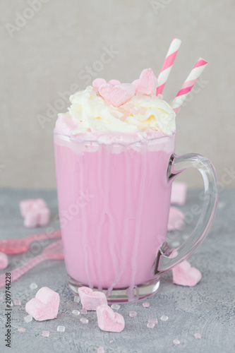 Rosa Milkshake mit Marshamallows