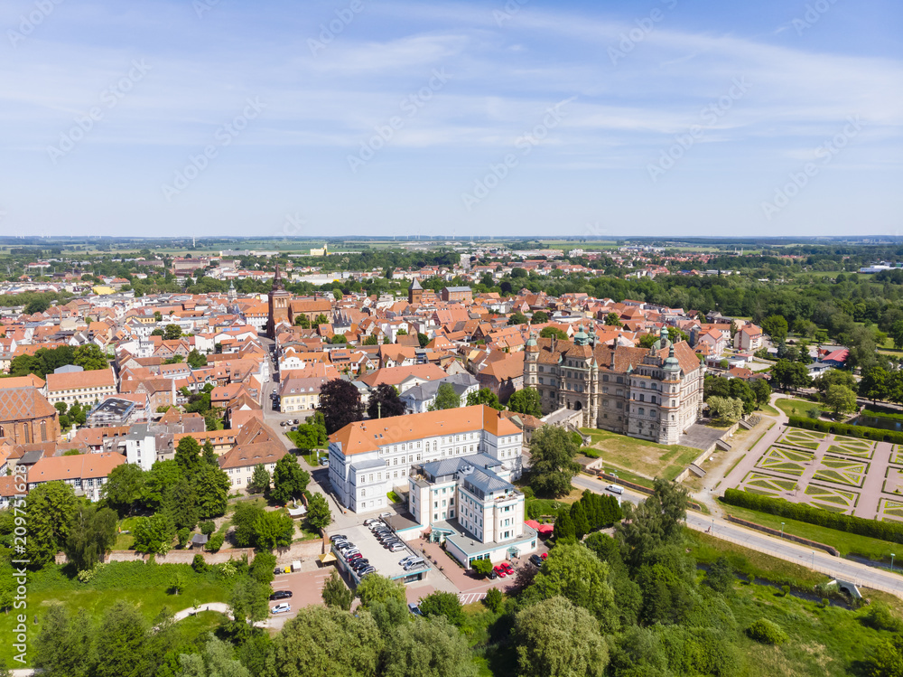 Fototapeta premium Deutschland, Mecklenburg-Vorpommern , Güstrow ,Landkreis Rostock, Mecklenburgische Seenplatte, Luftaufnahme, Güstrow mit Schloß Güstrow , Dom zu Güstrow, Amtsgericht Güstrow,