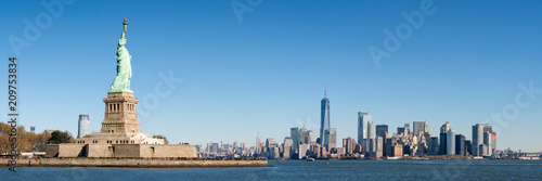 Liberty Island und Manhattan Panorama in New York City, USA