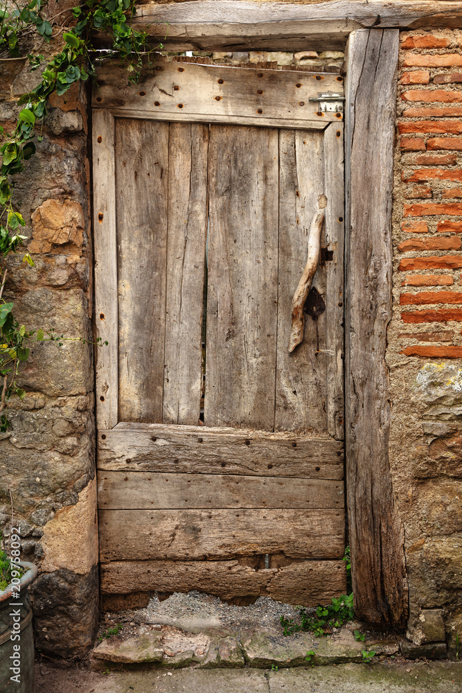 Stockfoto Vieille porte médiévale en bois dans un mur de brique et béton |  Adobe Stock