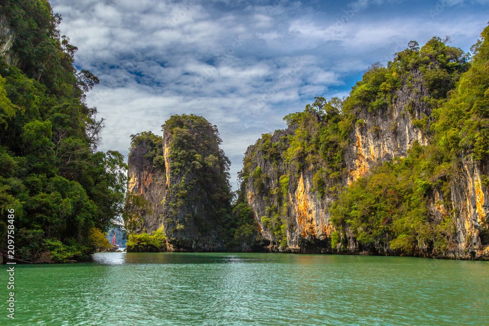 Fototapeta premium James Bond Island in Phang Nga Bay, Thailand