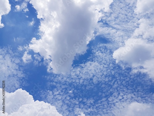 Fotografia Full frame background of white fluffy cirrocumulus clouds with blue skies on Sum