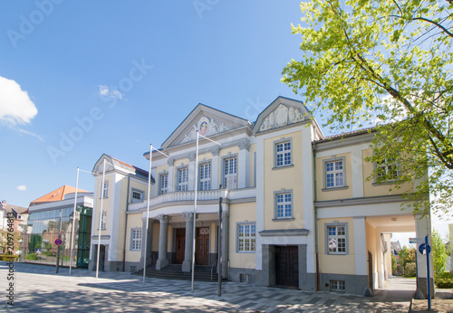 Die historische Festhalle in Viersen im Sommer 