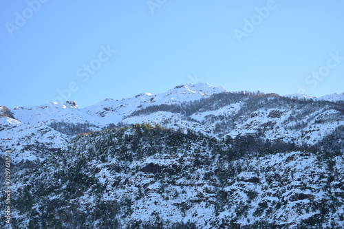 MONATAÑA NEVADA CON POCOS RAYOS DE SOL