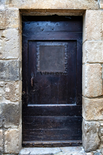 Vieille porte m  di  vale en bois dans un mur de pierre