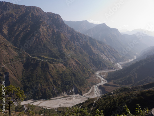 Bergstraßen im Himalaya Gebiet von Uttarakhand Indien nur für erfahrene Fahrer geeignet