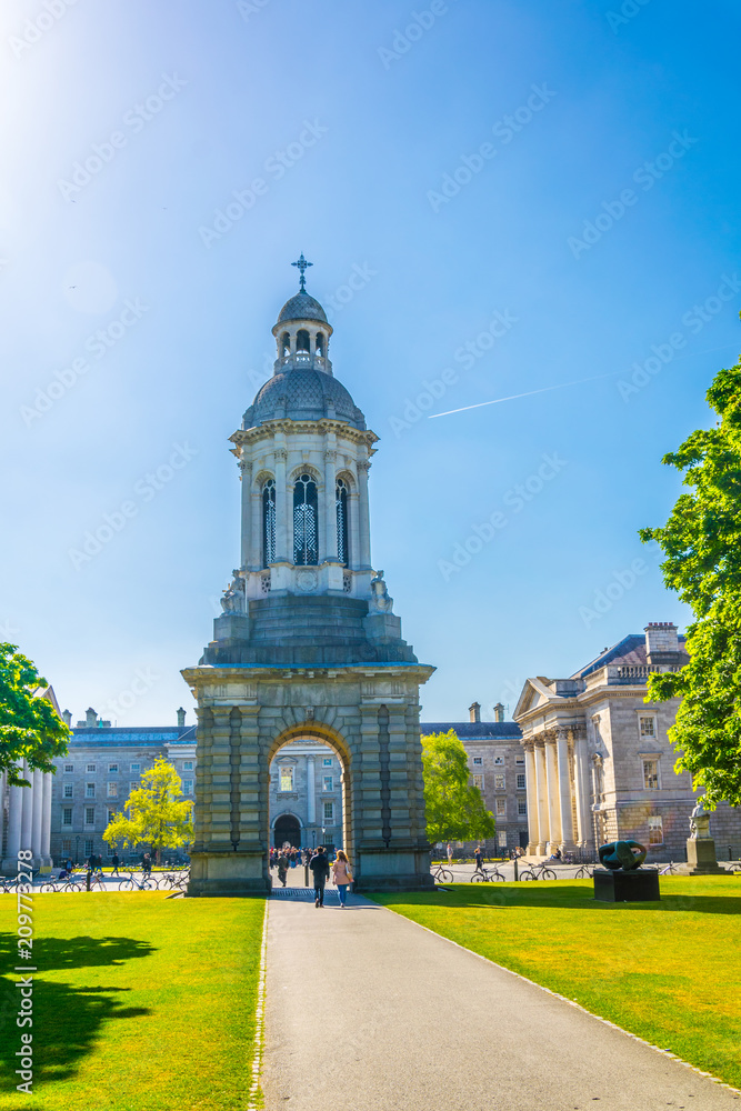 Fototapeta premium Campanile na terenie kampusu Trinity College w Dublinie w Irlandii