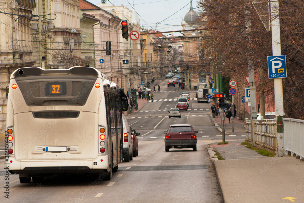Szene im täglichen Straßenverkehr in Szeged, einer schönen Stadt in Südeuropa, Ungarn