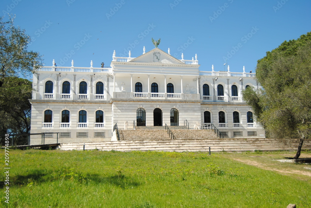 Palacio del Acebrón en Almonte,. Antigua casa-palacio, construida en la segunda mitad del s. XX, situada en pleno corazon del Parque Natural de Doñana