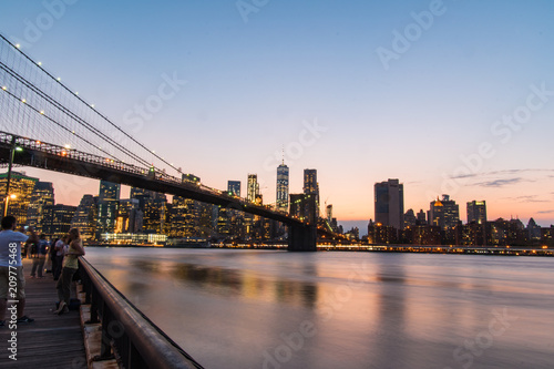 Fototapeta Naklejka Na Ścianę i Meble -  fiume riflesso città lunga esposizione New York