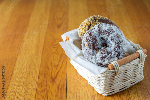 Obraz na płótnie donut in a wicker basket