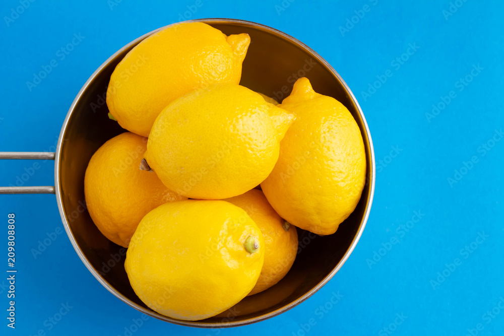 青い背景にボールに入った黄色が鮮やかなレモン Stock Photo Adobe Stock 青い背景にボールに入った黄色が鮮やかなレモン Stock Photo Adobe Stock