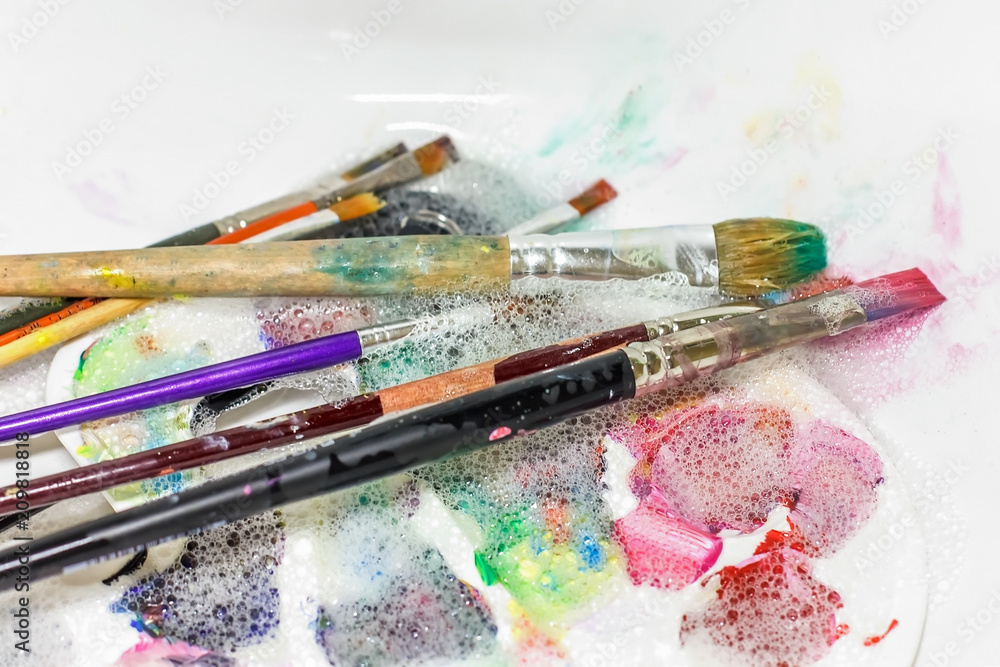 Fototapeta premium cleaning and maintenance of artistic brushes. wash with paint brush