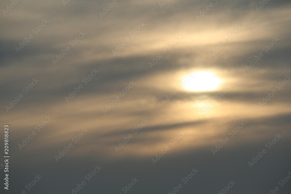 Obraz premium diesig - Schleierwolken mit Sonne