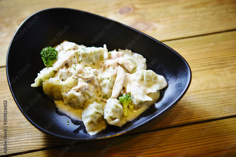 Dumpling with white sauce 