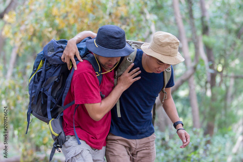 man need help to get up while hiking © Odua Images