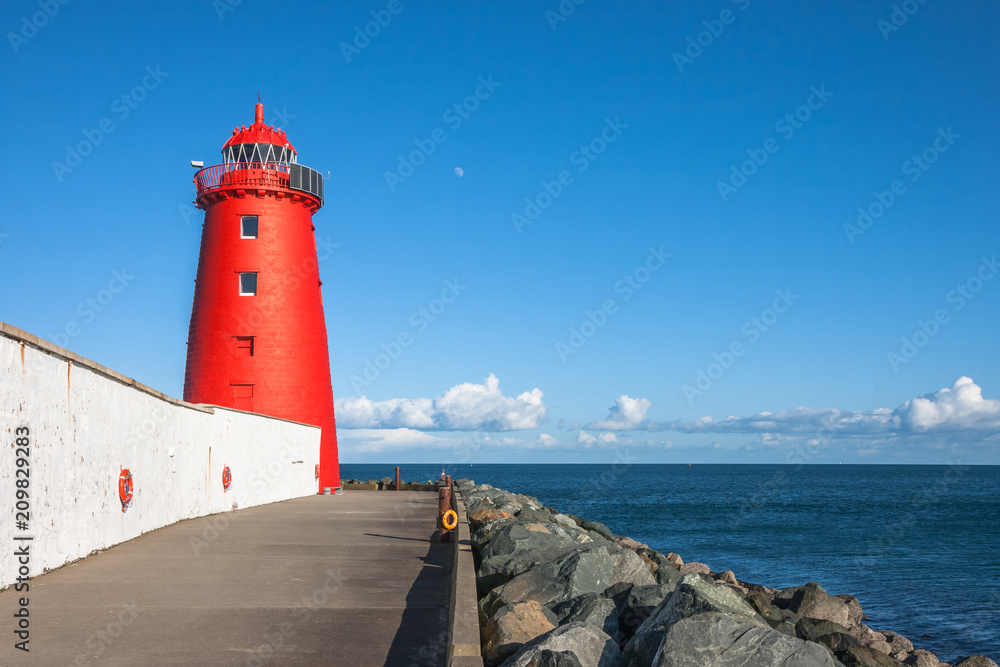 Fototapeta premium Czerwona latarnia morska Poolbeg na Great South Wall, Dublin, Irlandia