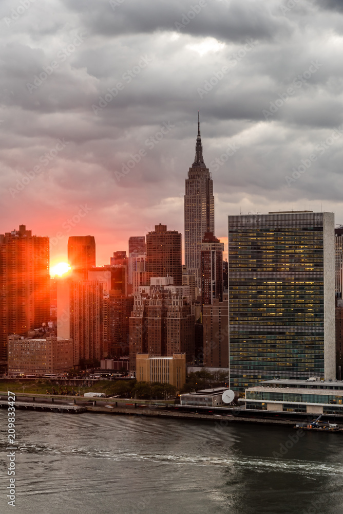 Obraz premium View of Empire State Building at sunset.