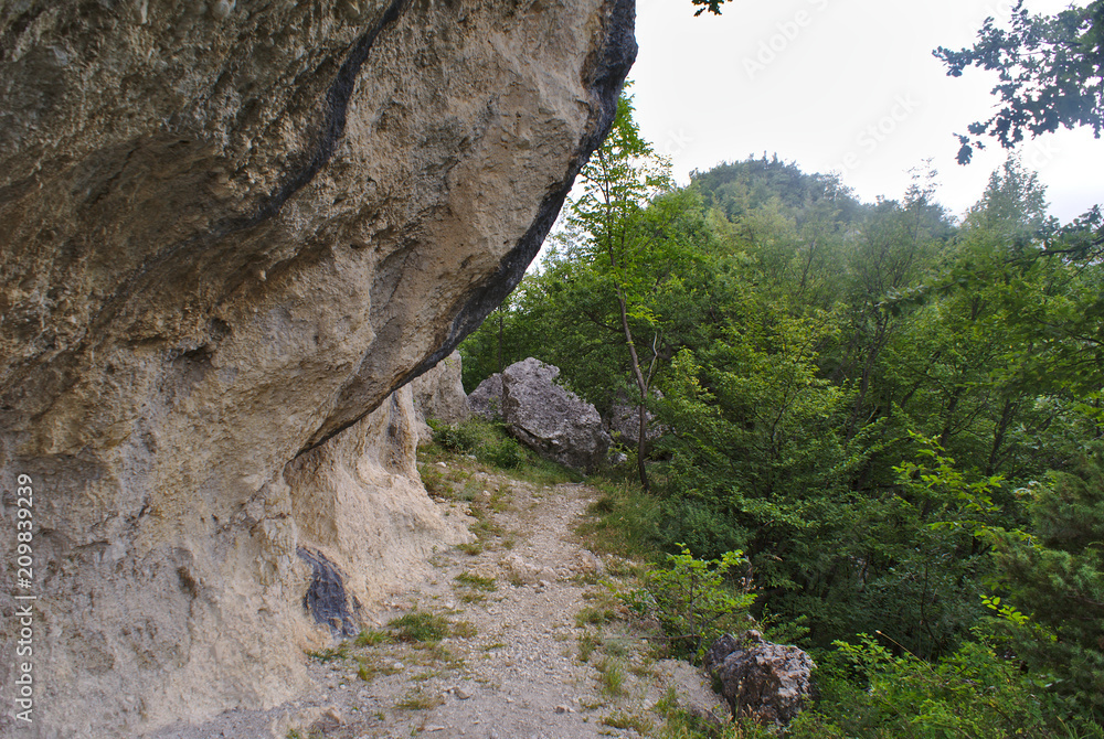 Sentiero sotto la roccia