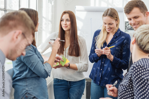 Foto junges team macht sich notizen in einem seminar oder einer besprechung