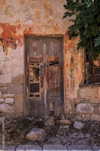 Symi, Grecja - romantyczne uliczki, rustykalne zniszczone drzwi