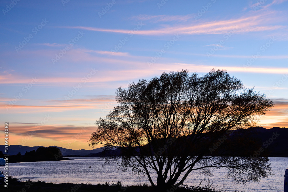 Obraz premium Cromwell , NEW ZEALAND - May 3, 2016: Lowburn Harbour camping site in sunrise time