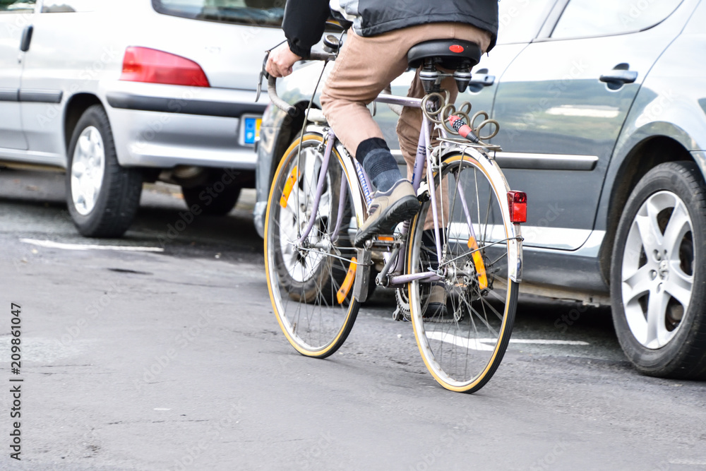 Naklejka premium man ridig bicycle in the city