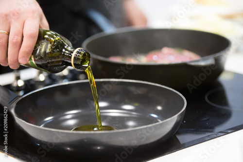 Tablou pe pânză Pour vegetable oil on a frying pan