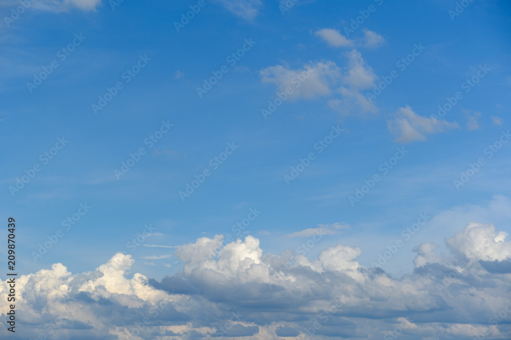 Obraz premium clouds fluffy in blue sky