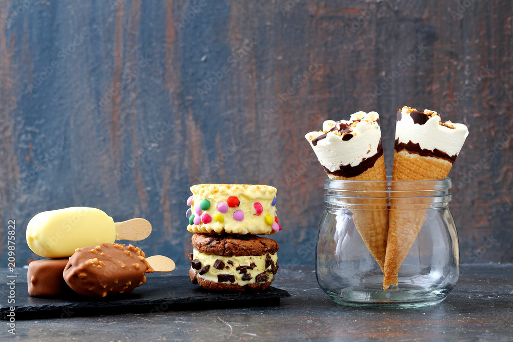 gelato fatto a mano biscotto cono e stecco con cioccolato e crema di  vaniglia Stock Photo | Adobe Stock