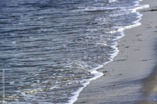 Strand mit auftreffenden Wellen