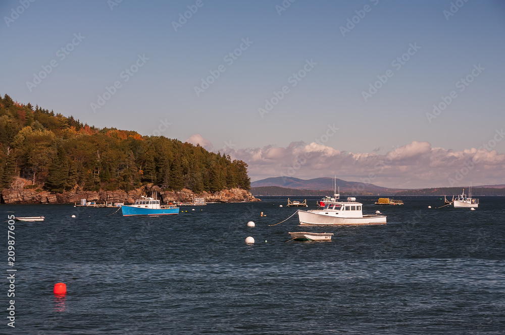 Obraz premium The Gulf of the Atlantic Ocean and small islands, many boats in the water. The coast of the Atlantic Ocean. USA. Maine 
