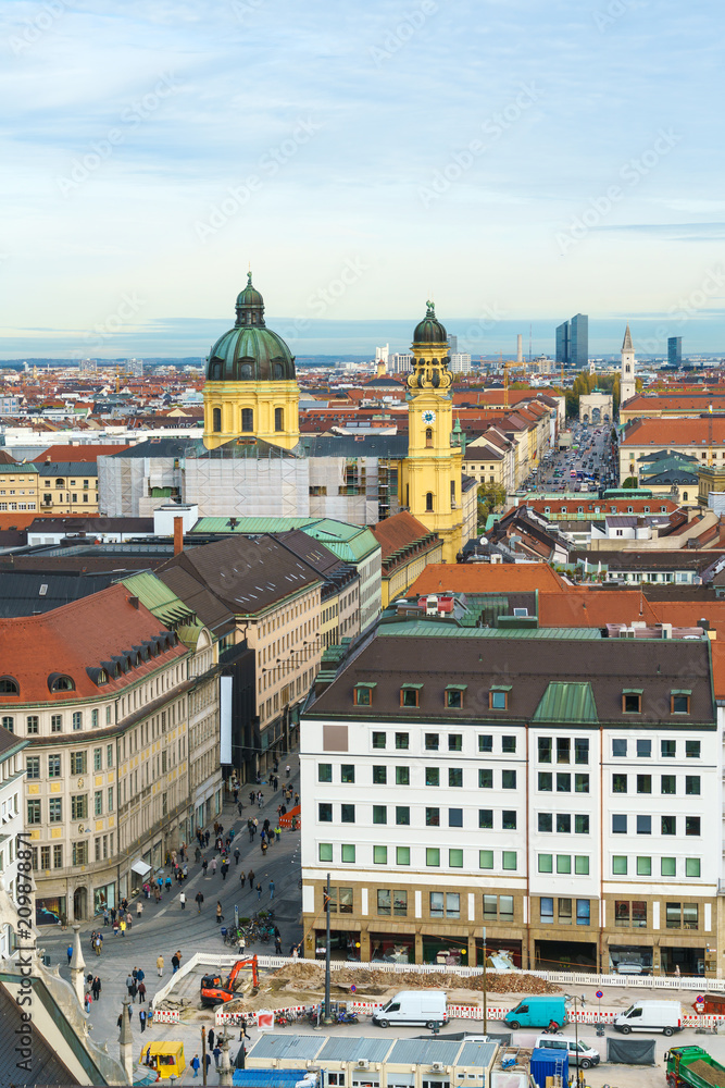 Obraz premium Aerial view of Marienplatz and Munich city, Bavaria, Germany