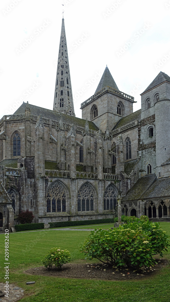 La cathédrale de Tréguier vue de son cloître La cathédrale de Tréguier vue de son cloître